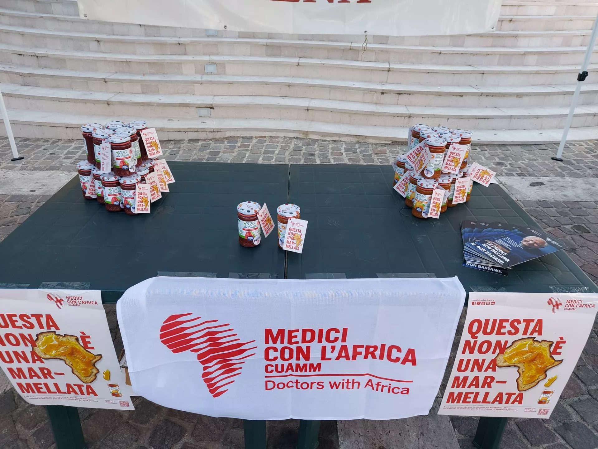 Arena, oltre 1.000 euro con “Questa non è una marmellata”: la solidarietà che porta aiuto in Africa